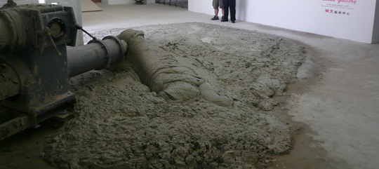 sui jianguo’s untitled makes a mess all over the floor
